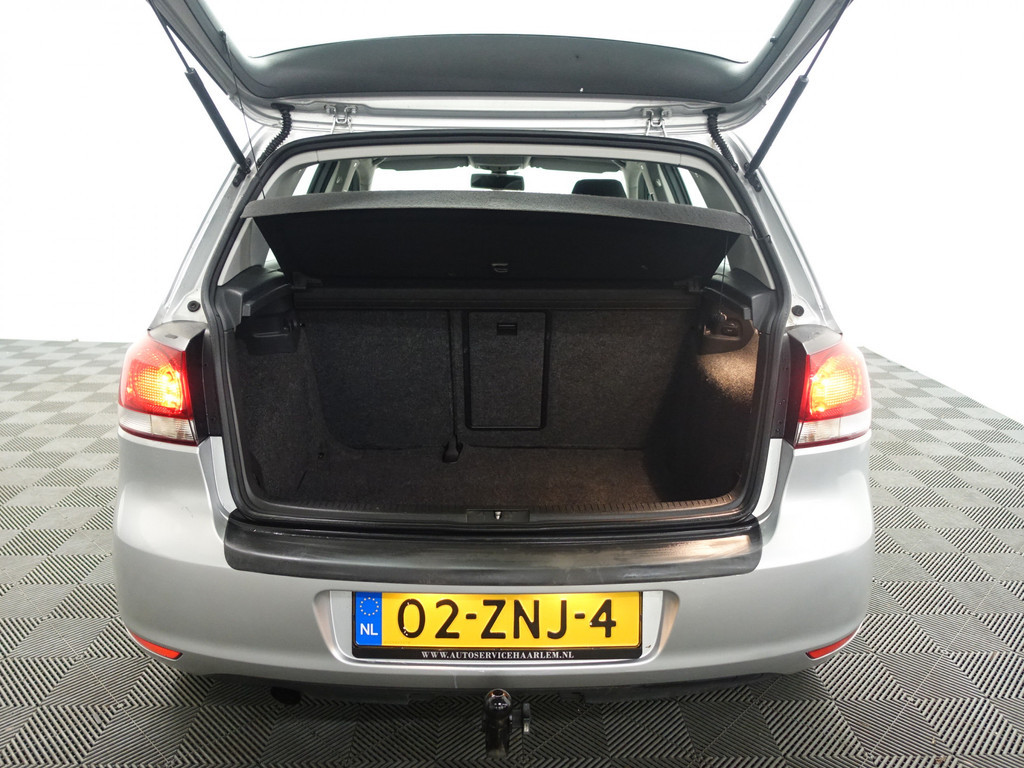 
Volkswagen Golf 1.6 TDI HIGHLINE BLUEMOTION – Full map Navi, Alcantara, ECC, LMV, PDC vol									