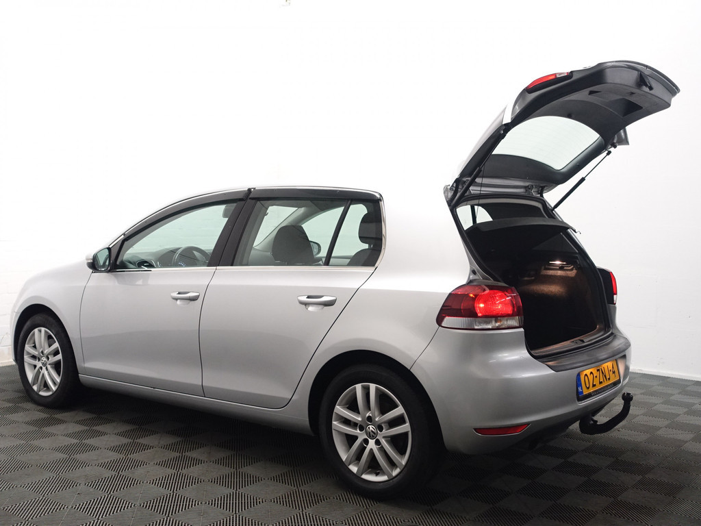 
Volkswagen Golf 1.6 TDI HIGHLINE BLUEMOTION – Full map Navi, Alcantara, ECC, LMV, PDC vol									