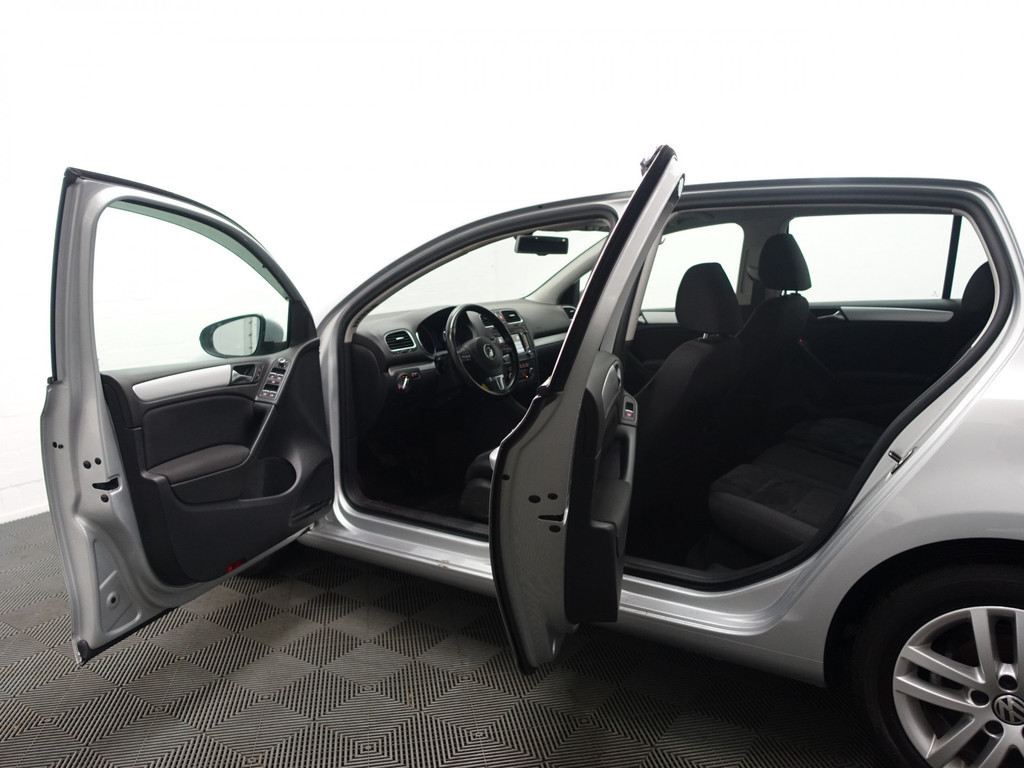 
Volkswagen Golf 1.6 TDI HIGHLINE BLUEMOTION – Full map Navi, Alcantara, ECC, LMV, PDC vol									