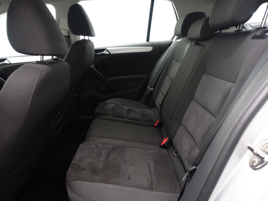 
Volkswagen Golf 1.6 TDI HIGHLINE BLUEMOTION – Full map Navi, Alcantara, ECC, LMV, PDC vol									