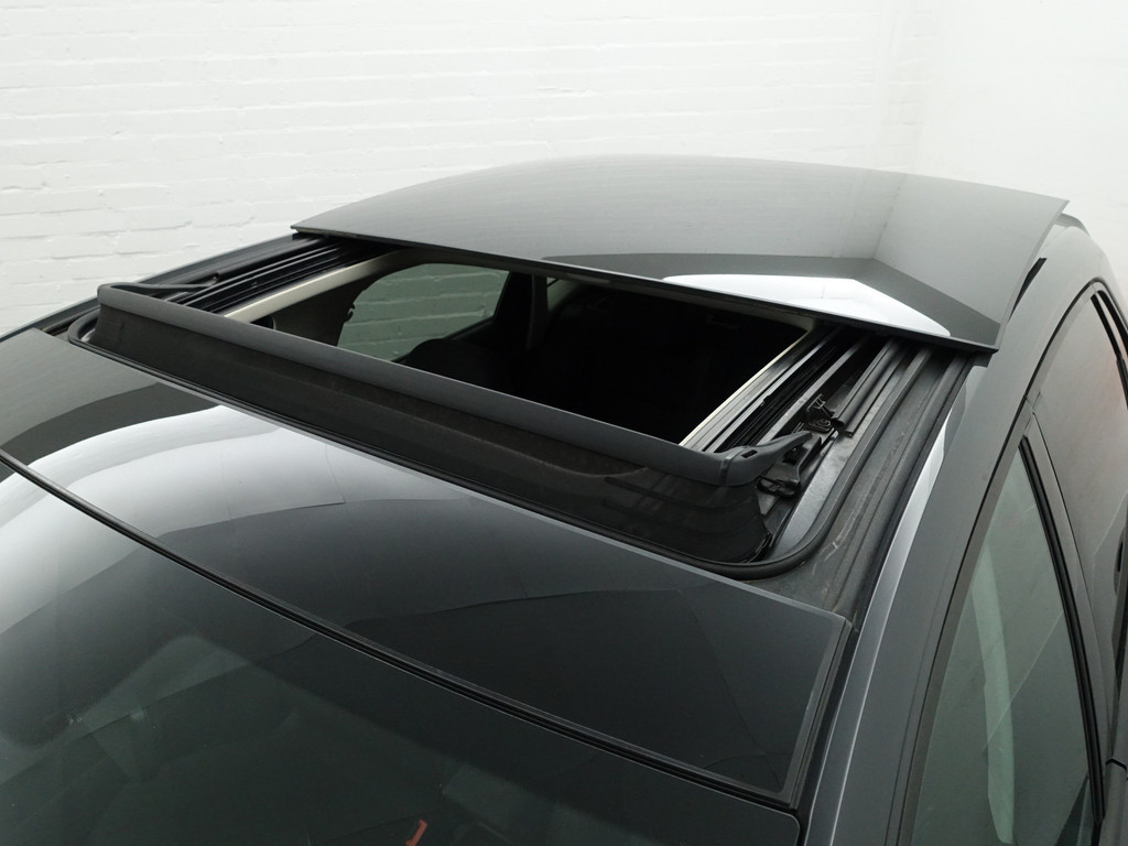 
Volkswagen Polo 1.6 TDI R Line- Panodak, Xenon Led, Carplay, Park Assist, Park Pilot, Beats Audio, Virtual Cockpit vol									