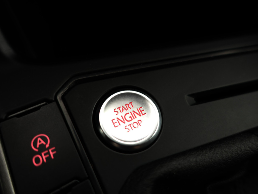 
Volkswagen Polo 1.6 TDI R Line- Panodak, Xenon Led, Carplay, Park Assist, Park Pilot, Beats Audio, Virtual Cockpit vol									