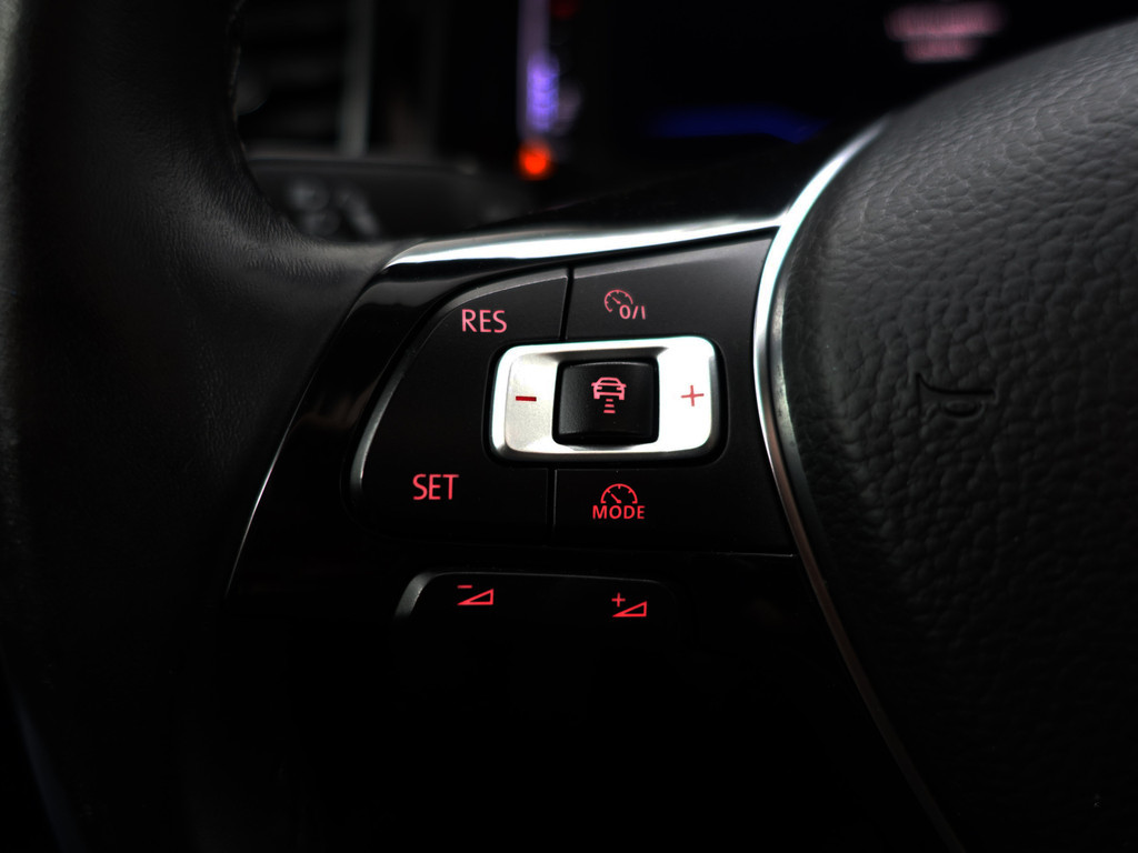 
Volkswagen Polo 1.6 TDI R Line- Panodak, Xenon Led, Carplay, Park Assist, Park Pilot, Beats Audio, Virtual Cockpit vol									