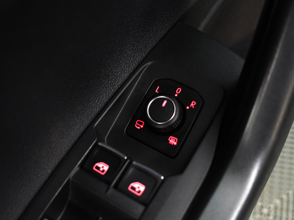 
Volkswagen Polo 1.6 TDI R Line- Panodak, Xenon Led, Carplay, Park Assist, Park Pilot, Beats Audio, Virtual Cockpit vol									