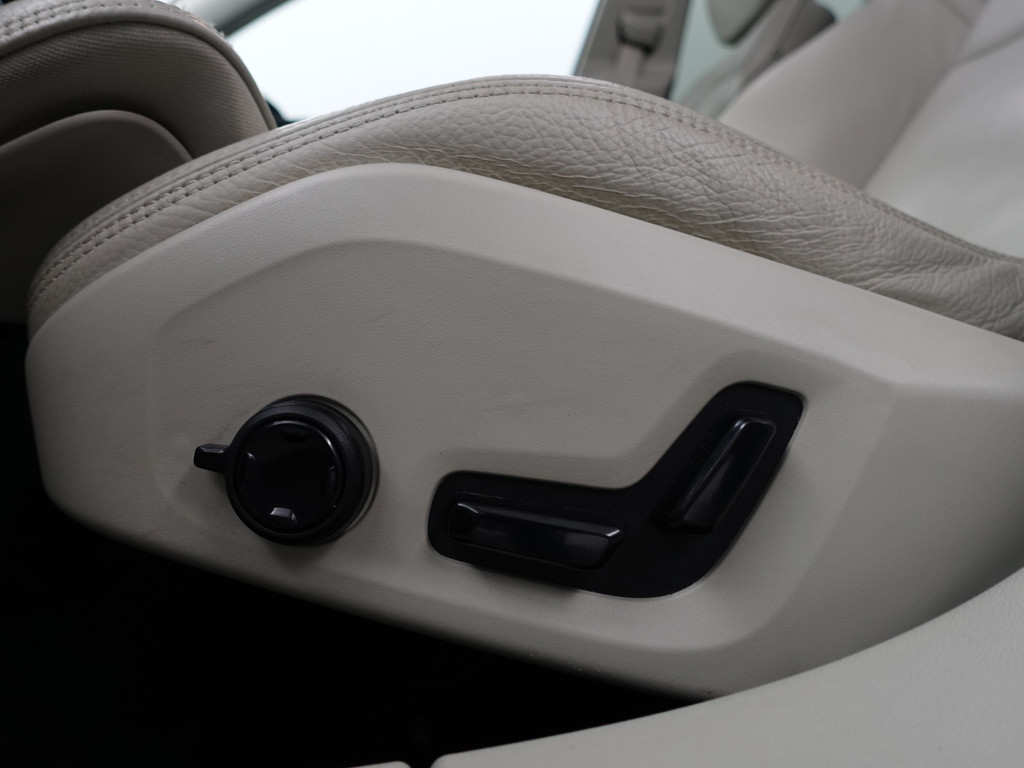 
								Volvo V60 2.0 T8 Twin Engine AWD Inscription- Design Leder, Panoramadak, Head Up, Memory, Blis, Xenon Led vol									