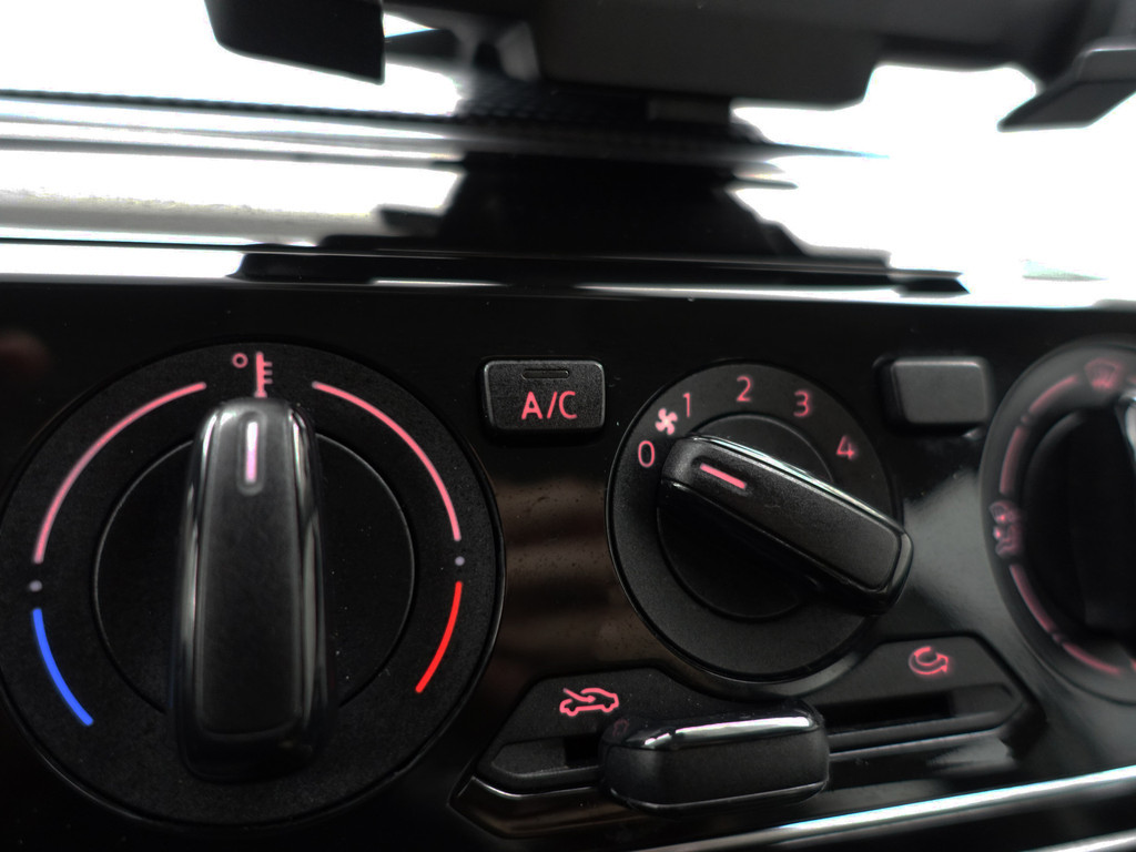 
								Volkswagen up! 1.0 BMT move up! 5 Drs, Clima, Comfort Interieur, Bluetooth Audio, Led, Spiegel Pakket vol									