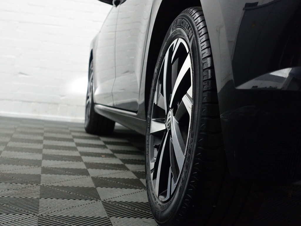 
Volkswagen Polo 1.0 TSI R-line Aut- Virtual cockpit, CarPlay, Dynamic Select, Park Assist, Ada Cruise vol									