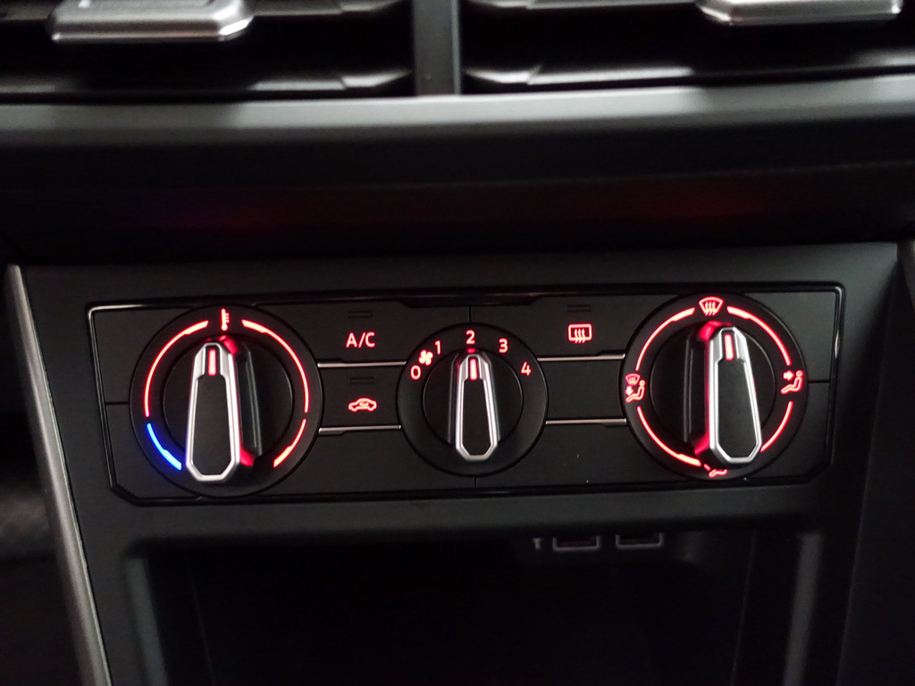 
Volkswagen Polo 1.0 TSI Highline+ Aut- Park Pilot, Park Assist, Ada Cruise, Carplay, Navi, Clima vol									