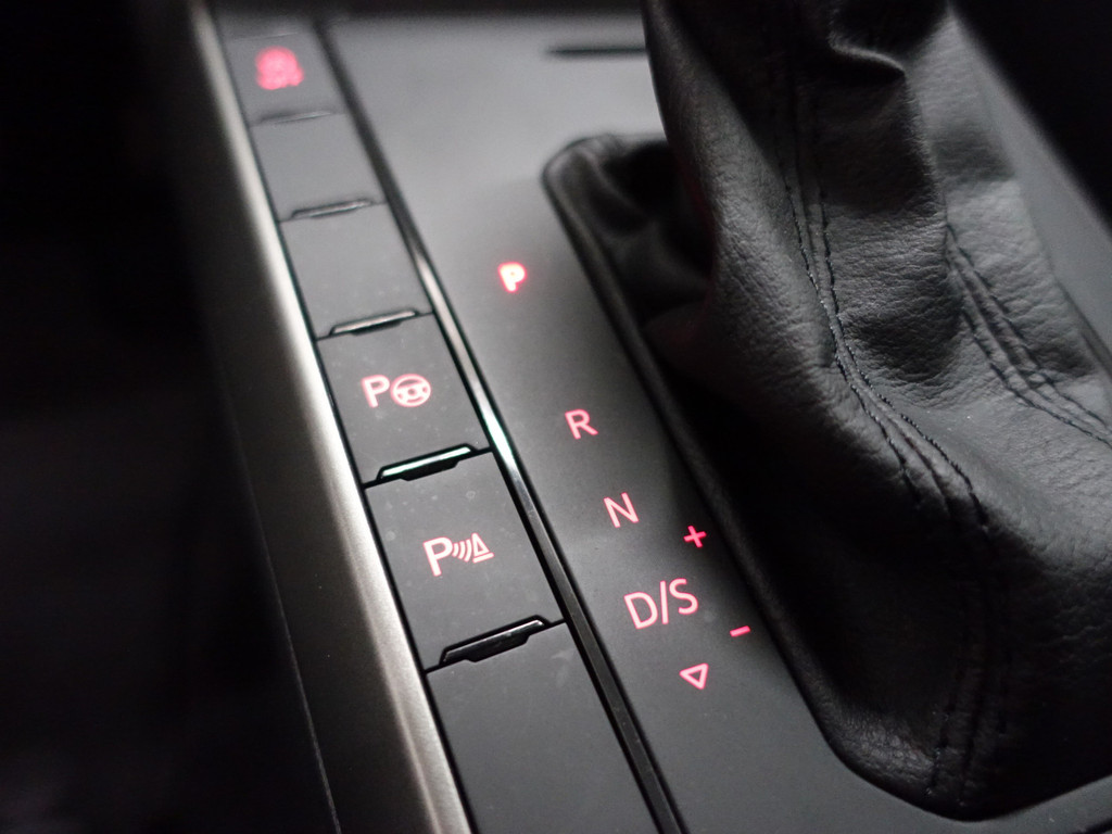 
Volkswagen Polo 1.0 TSI Highline+ Aut- Park Pilot, Park Assist, Ada Cruise, Carplay, Navi, Clima vol									