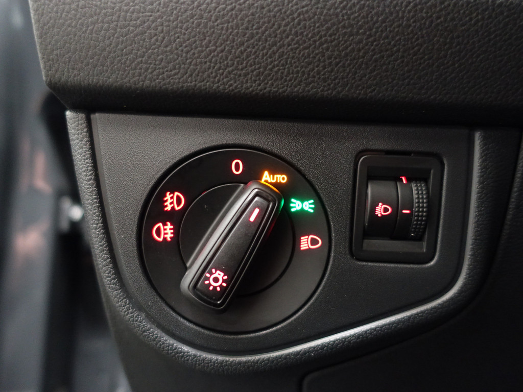 
Volkswagen Polo 1.0 TSI Highline+ Aut- Park Pilot, Park Assist, Ada Cruise, Carplay, Navi, Clima vol									