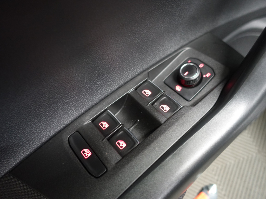 
Volkswagen Polo 1.0 TSI Highline+ Aut- Park Pilot, Park Assist, Ada Cruise, Carplay, Navi, Clima vol									