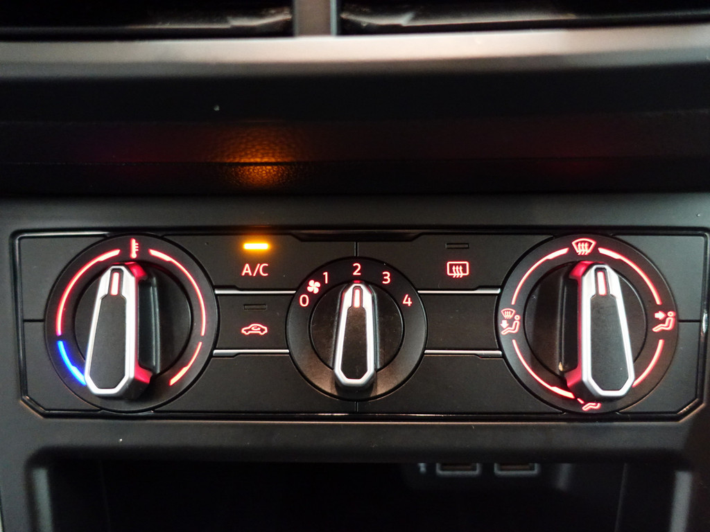
								Volkswagen Polo 1.0 TSI Highline+ Carplay, Led, Park Assist, Navi, Clima, Ada Cruise vol									