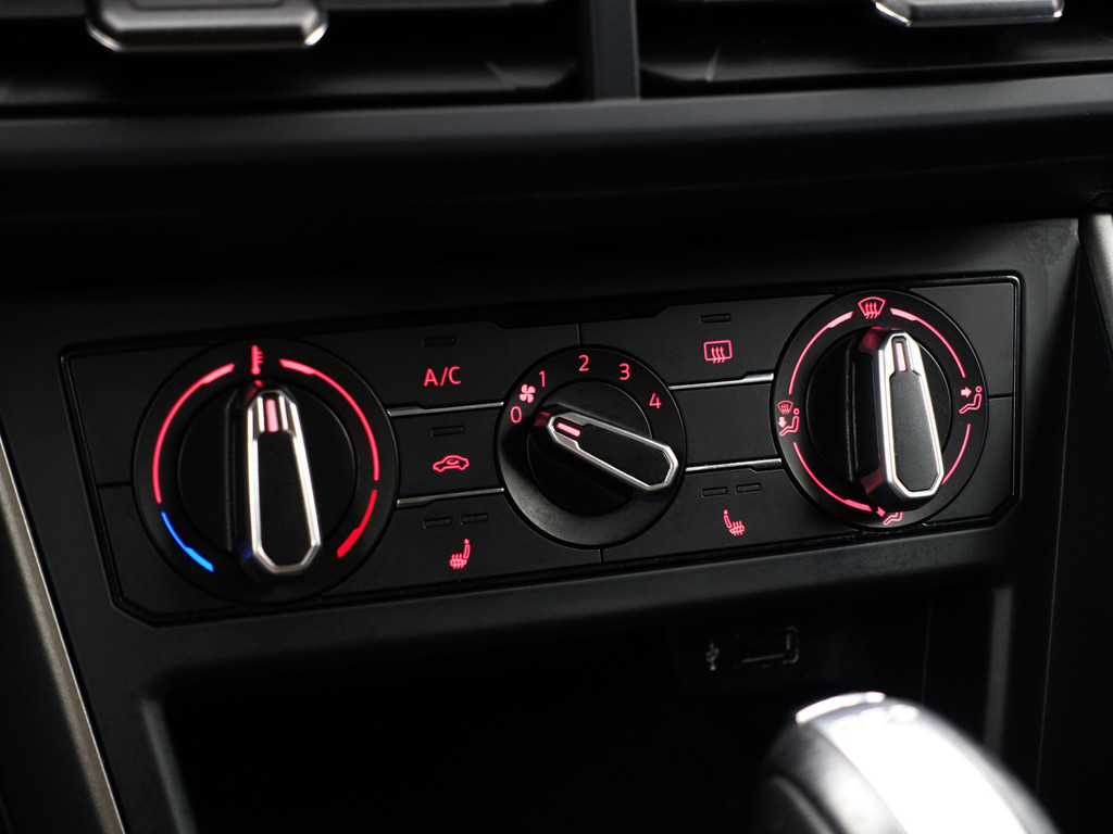 
Volkswagen Polo 1.0 TSI Highline Aut- Keyless, Stoelverwarming, Park Assist, Led, Front Assist, Cruise vol									