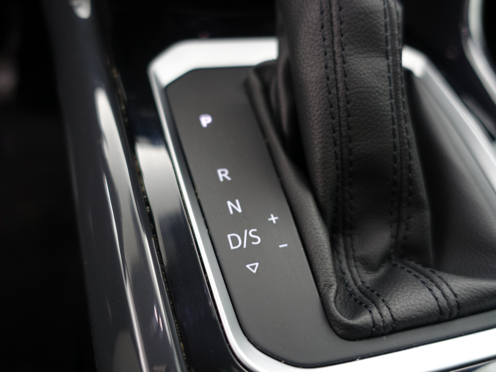 
Volkswagen T-Roc 1.5 TSI R-line+ Aut- Panodak, Sport Interieur, Ada Cruise, Xenon Led, Virtual Cockpit, Park Assist vol									