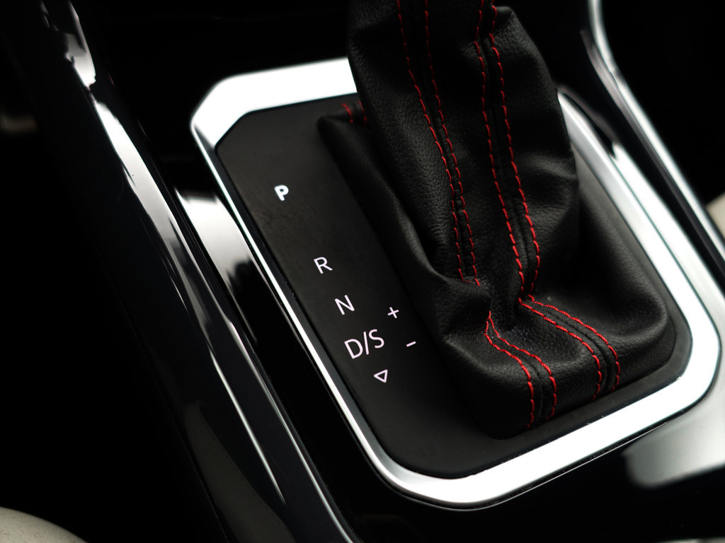 
Volkswagen T-Roc 1.5 TSI R Line+ Maxton Aut- Panoramadak, Two Tone, Carplay, Virtual Cockpit, Xenon Led Matrix, Dynamic Select vol									