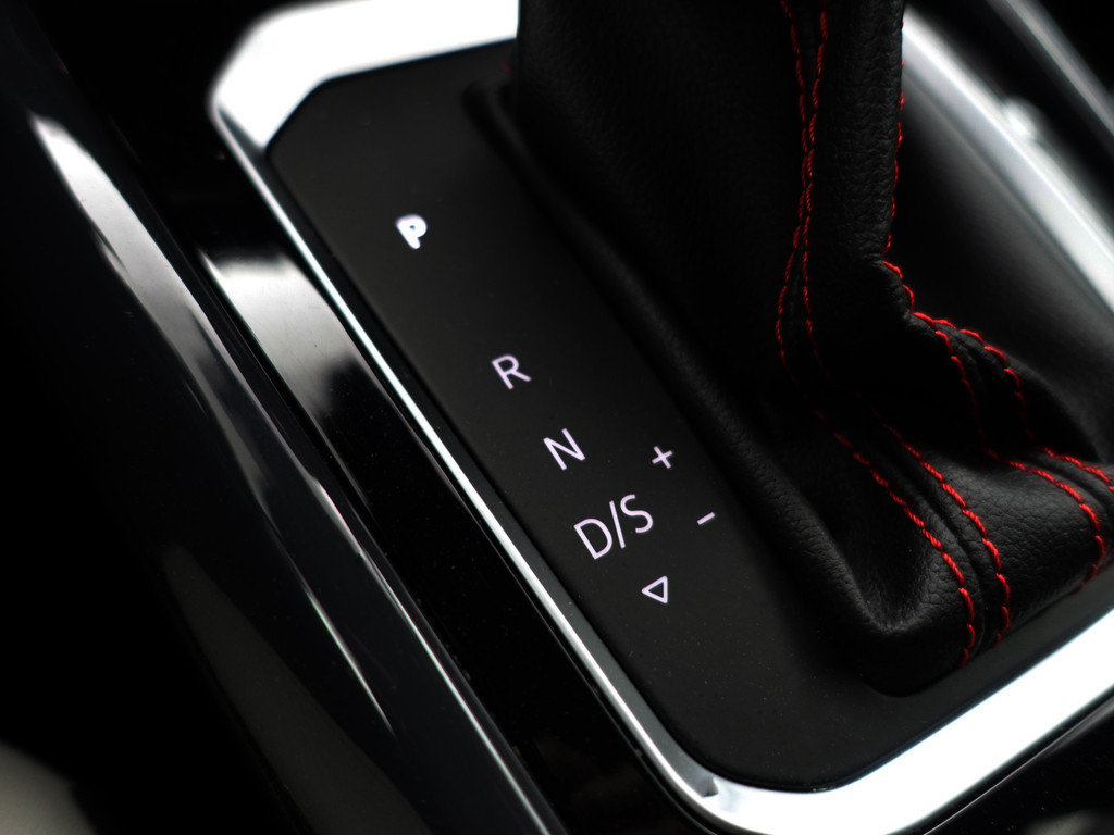 
								Volkswagen T-Roc 1.5 TSI R Line Sport Aut- Panodak, Sfeerverlichting, Ada Cruise, Dynamic Select, Carplay, Keyless, Camera vol									