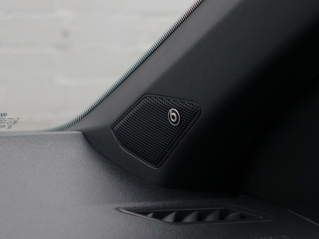 
Volkswagen T-Roc 1.5 TSI R Line Aut+ Panoramadak, Stuur/Stoelverwarming, Carplay, Keyless, Beats Audio, Sfeerverlichting vol									