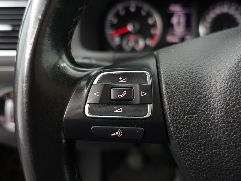 
Volkswagen Touran 1.2 TSI Highline Bluemotion- 7 Pers, Park Assist, Cruise, Clima, Family Pack, Privacy Glass vol									