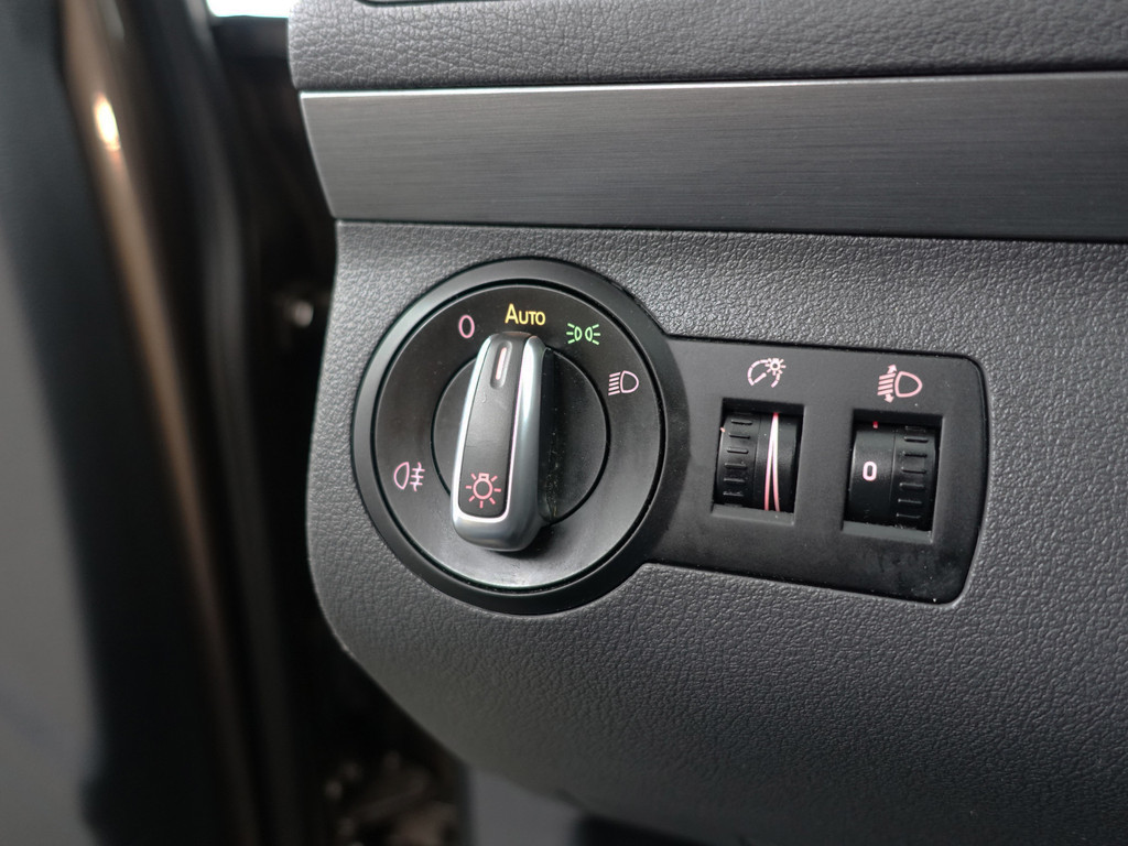 
Volkswagen Touran 1.2 TSI Highline Bluemotion- 7 Pers, Park Assist, Cruise, Clima, Family Pack, Privacy Glass vol									