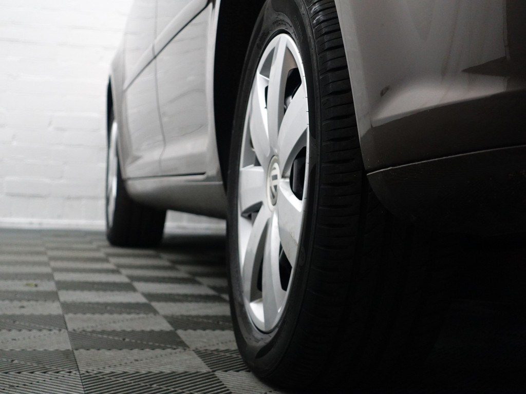 
Volkswagen Touran 1.2 TSI Highline Bluemotion- 7 Pers, Park Assist, Cruise, Clima, Family Pack, Privacy Glass vol									