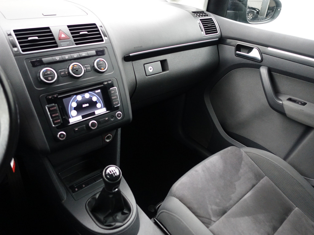 
Volkswagen Touran 1.2 TSI Highline BlueMotion- Park Assist, Navi, Alcantara Interieur, Trekhaak, Cruise, Clima vol									