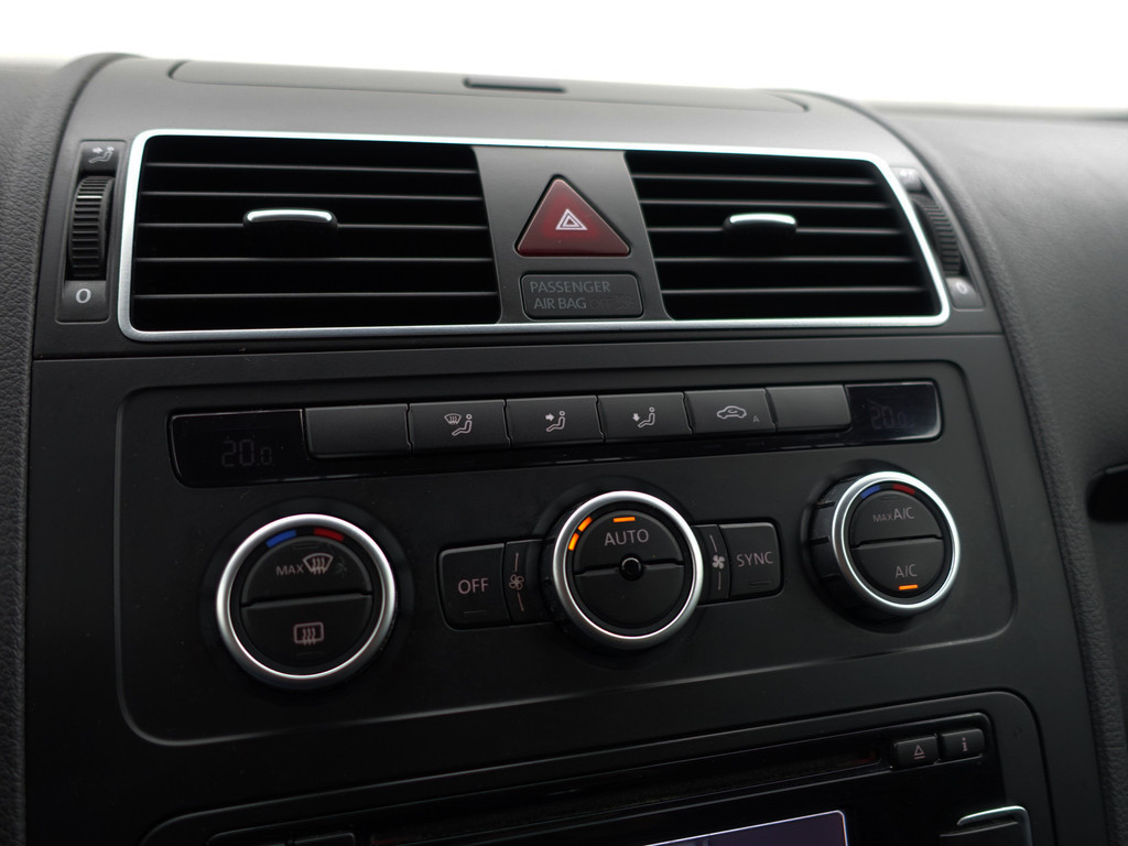 
Volkswagen Touran 1.2 TSI Highline BlueMotion- Park Assist, Navi, Alcantara Interieur, Trekhaak, Cruise, Clima vol									