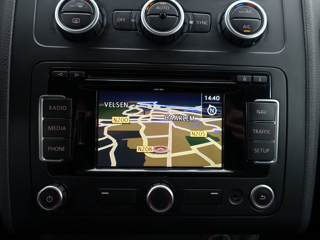 
Volkswagen Touran 1.2 TSI Highline BlueMotion- Park Assist, Navi, Alcantara Interieur, Trekhaak, Cruise, Clima vol									