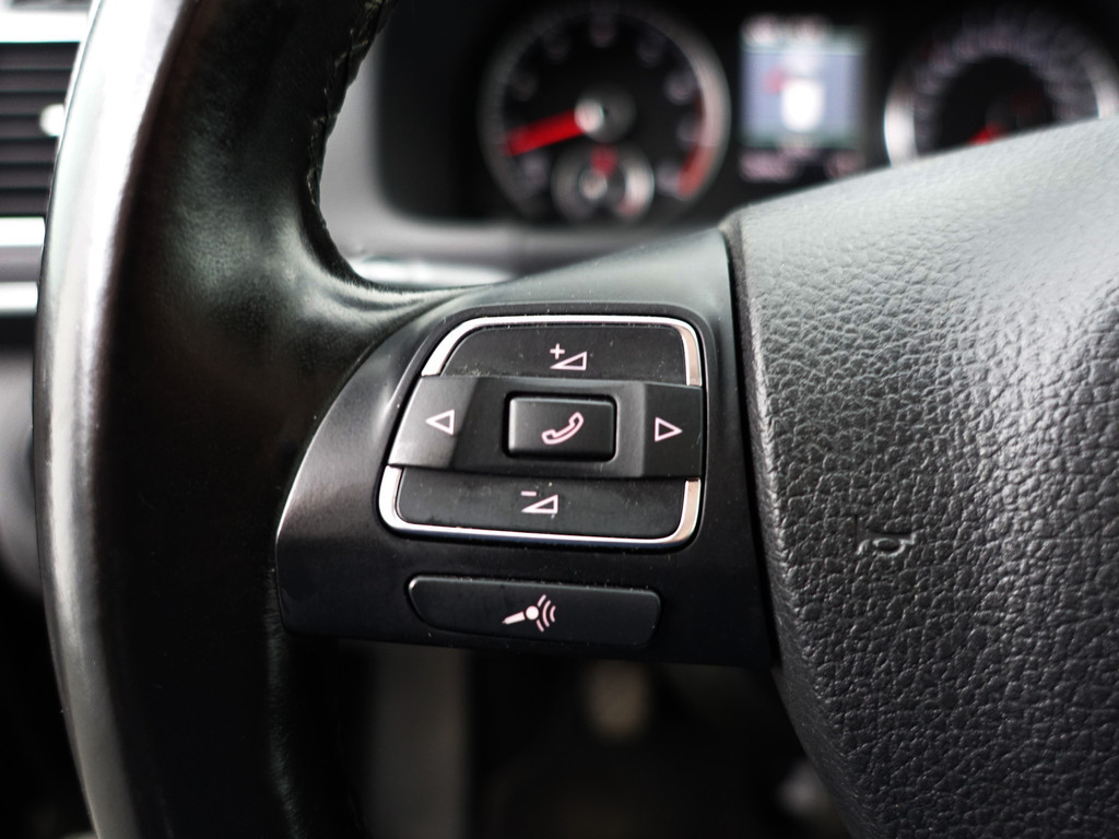 
Volkswagen Touran 1.2 TSI Highline BlueMotion- Park Assist, Navi, Alcantara Interieur, Trekhaak, Cruise, Clima vol									