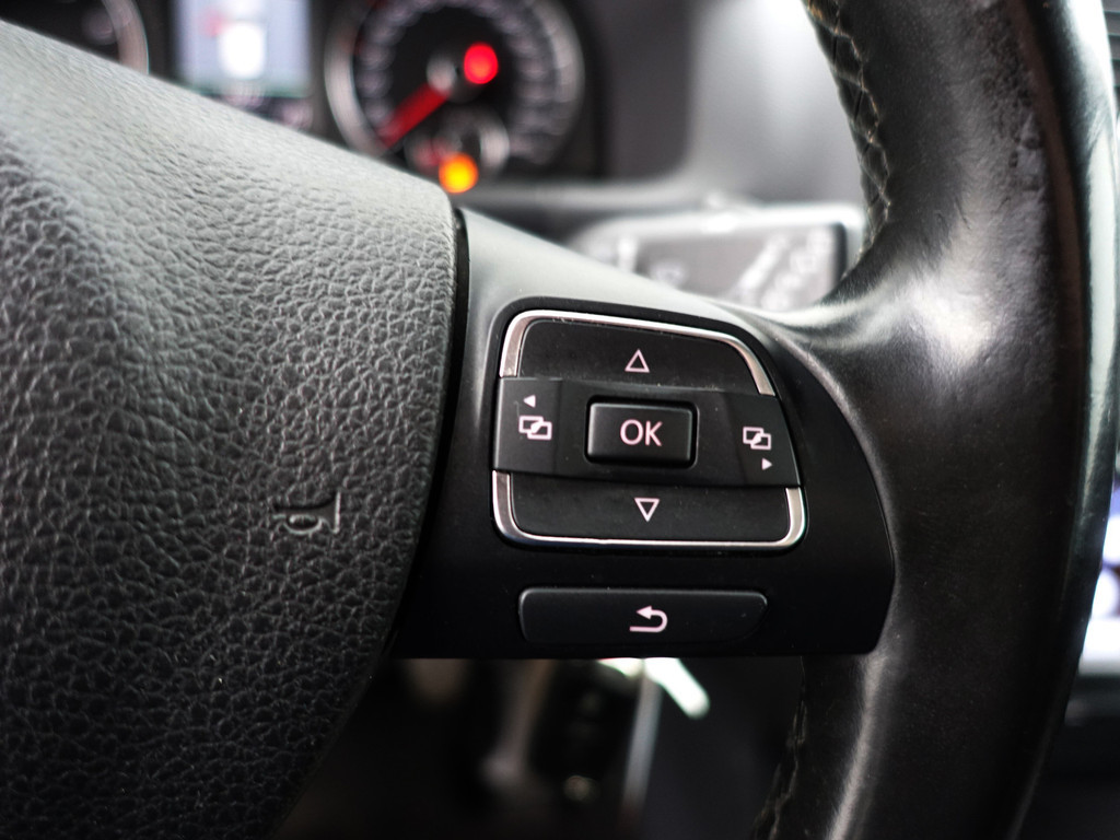 
Volkswagen Touran 1.2 TSI Highline BlueMotion- Park Assist, Navi, Alcantara Interieur, Trekhaak, Cruise, Clima vol									