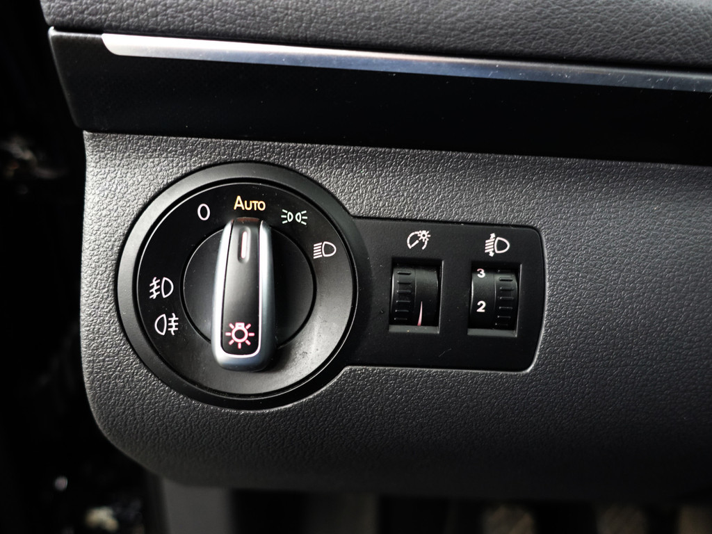 
Volkswagen Touran 1.2 TSI Highline BlueMotion- Park Assist, Navi, Alcantara Interieur, Trekhaak, Cruise, Clima vol									