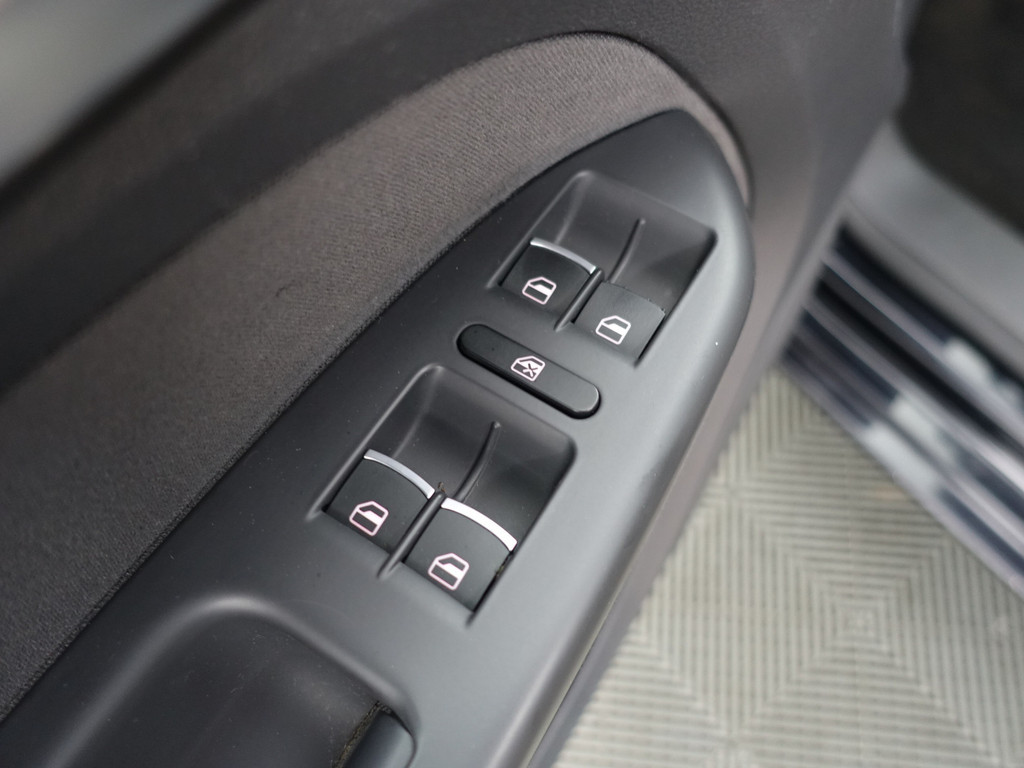 
Volkswagen Touran 1.2 TSI Highline BlueMotion- Park Assist, Navi, Alcantara Interieur, Trekhaak, Cruise, Clima vol									