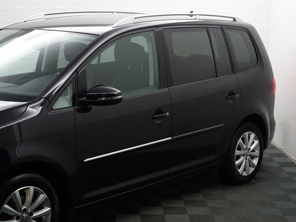 
Volkswagen Touran 1.2 TSI Highline BlueMotion- Park Assist, Navi, Alcantara Interieur, Trekhaak, Cruise, Clima vol									
