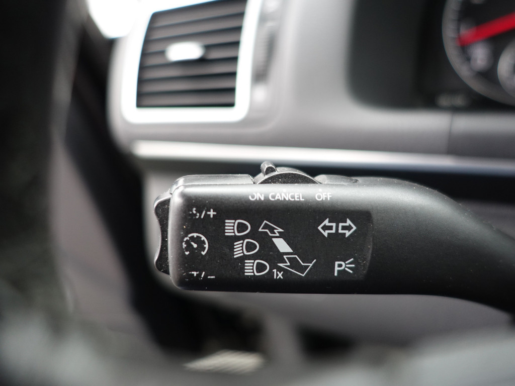 
Volkswagen Touran 1.2 TSI Highline BlueMotion- Park Assist, Navi, Alcantara Interieur, Trekhaak, Cruise, Clima vol									