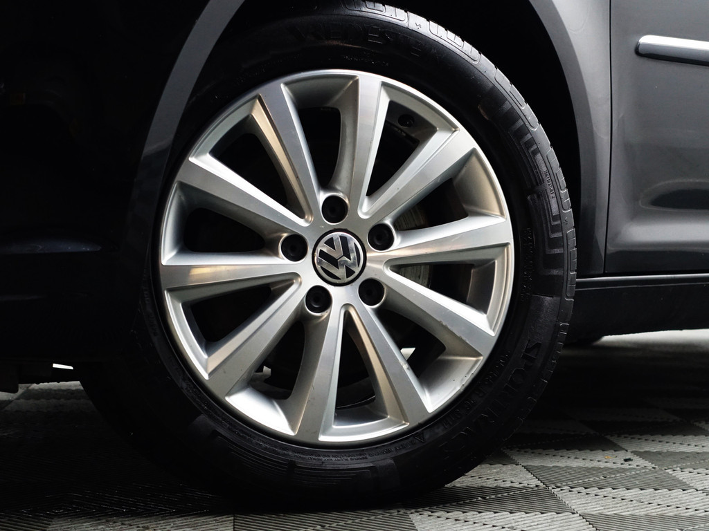 
Volkswagen Touran 1.2 TSI Highline BlueMotion- Park Assist, Navi, Alcantara Interieur, Trekhaak, Cruise, Clima vol									