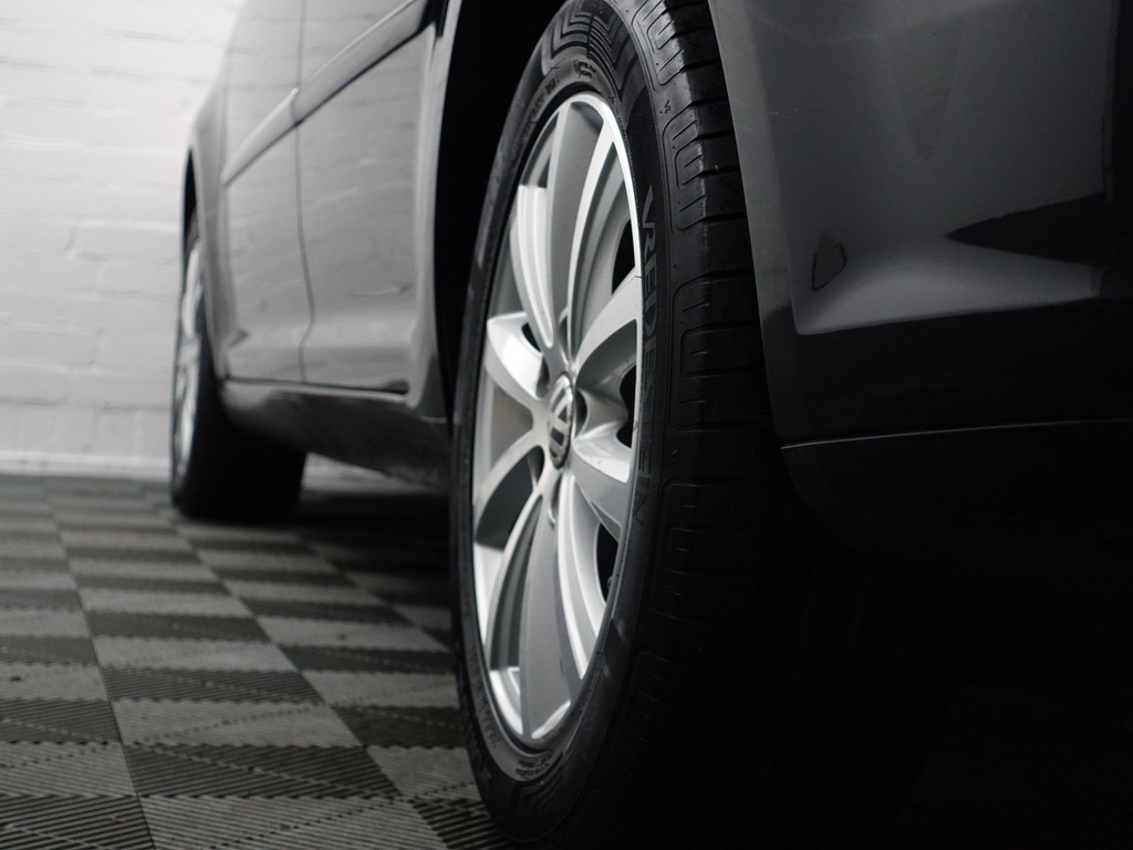 
Volkswagen Touran 1.2 TSI Highline BlueMotion- Park Assist, Navi, Alcantara Interieur, Trekhaak, Cruise, Clima vol									