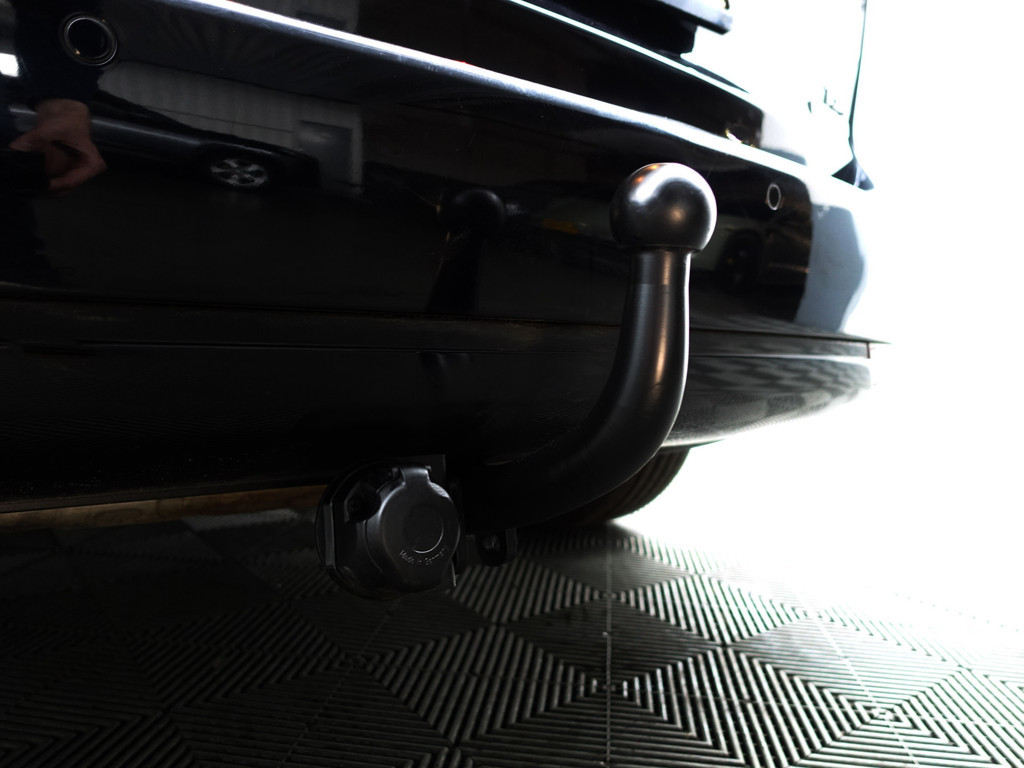 
Volkswagen Touran 1.2 TSI Highline BlueMotion- Park Assist, Navi, Alcantara Interieur, Trekhaak, Cruise, Clima vol									