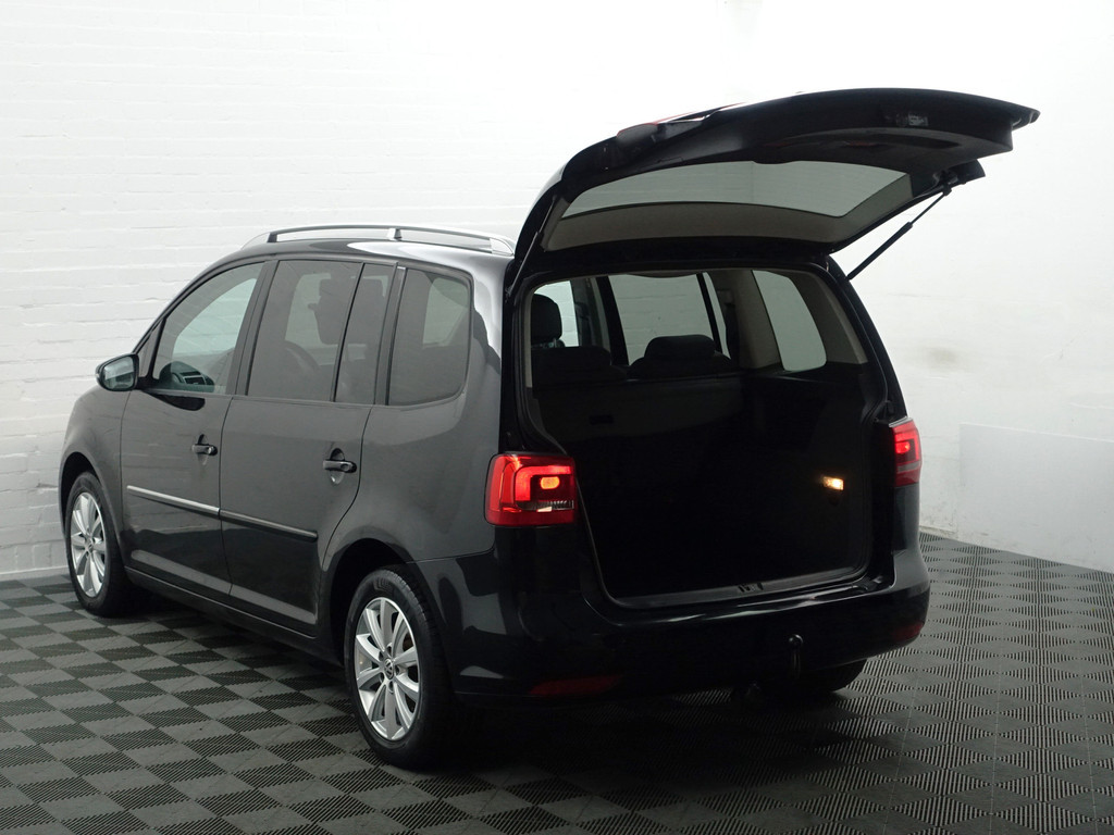 
Volkswagen Touran 1.2 TSI Highline BlueMotion- Park Assist, Navi, Alcantara Interieur, Trekhaak, Cruise, Clima vol									