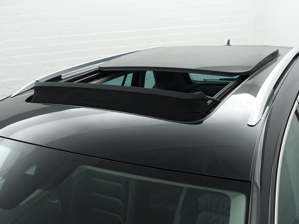 
Volkswagen Tiguan 1.5 TSI R-Line Advance Aut- Panoramadak, Stuur/Stoelverwarming, Memory, Park Assist, Park Pilot vol									