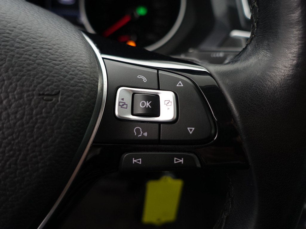 
Volkswagen Tiguan 1.4 TSI ACT R Line Aut- Sport Leder Interieur, Front Assist, Clima, Cruise vol									