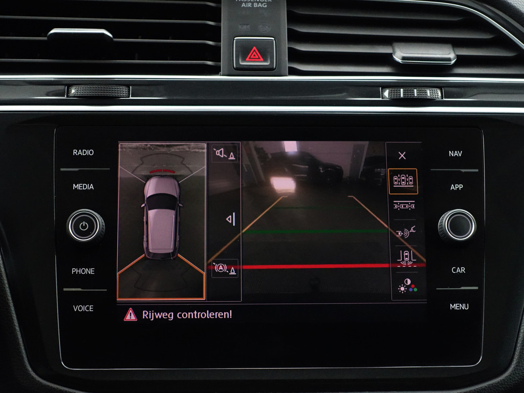 
Volkswagen Tiguan 1.5 TSI R-Line Advance Aut- Panoramadak, Stuur/Stoelverwarming, Memory, Park Assist, Park Pilot vol									