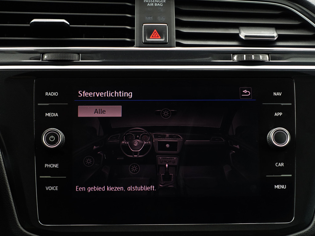 
Volkswagen Tiguan 1.5 TSI R-Line Advance Aut- Panoramadak, Stuur/Stoelverwarming, Memory, Park Assist, Park Pilot vol									
