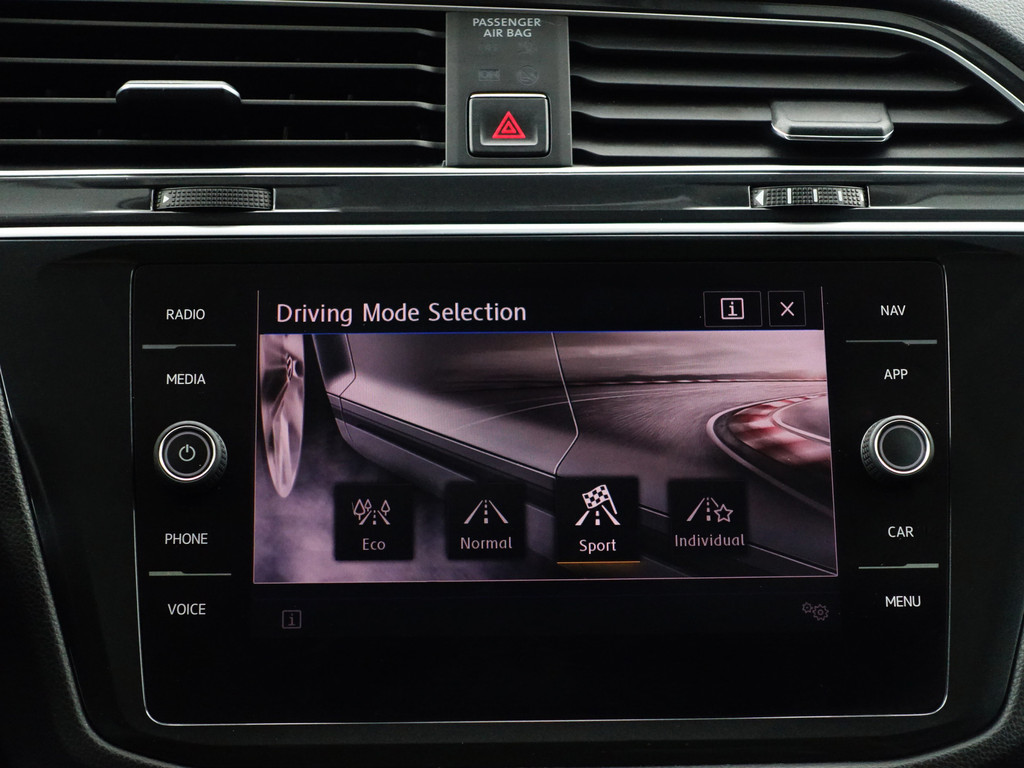 
Volkswagen Tiguan 1.5 TSI R-Line Advance Aut- Panoramadak, Stuur/Stoelverwarming, Memory, Park Assist, Park Pilot vol									