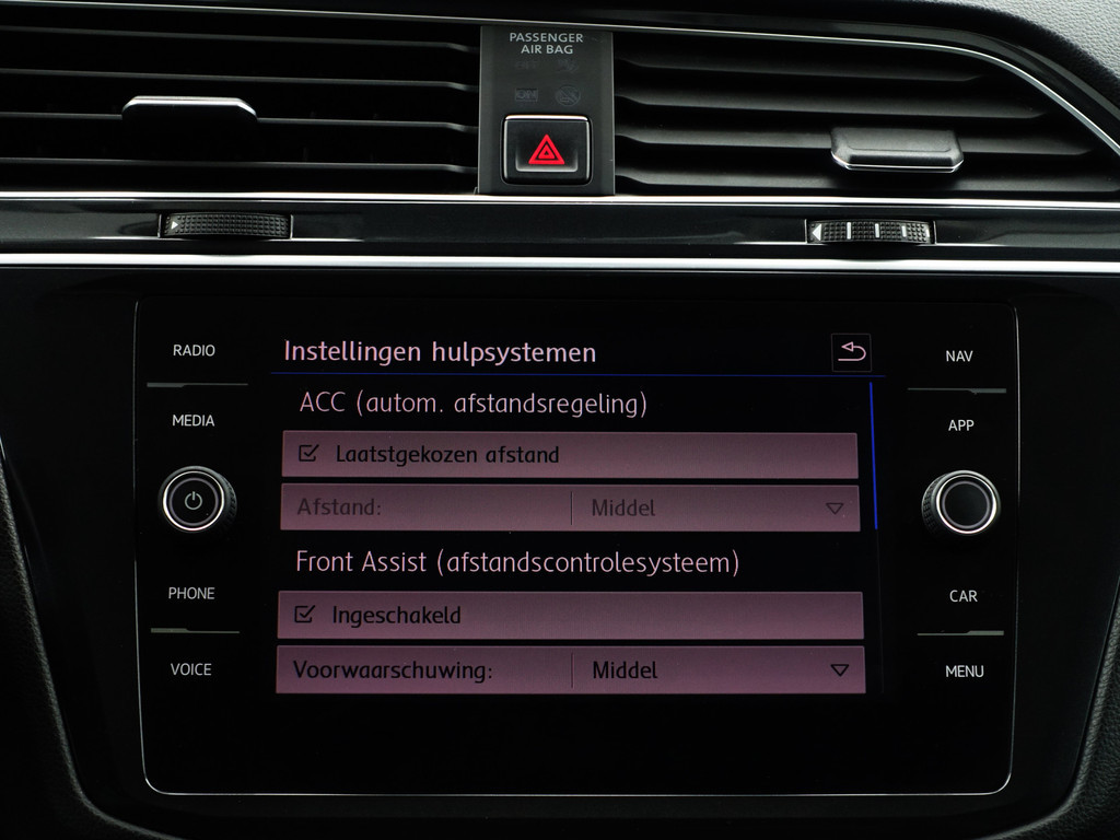
Volkswagen Tiguan 1.5 TSI R-Line Advance Aut- Panoramadak, Stuur/Stoelverwarming, Memory, Park Assist, Park Pilot vol									
