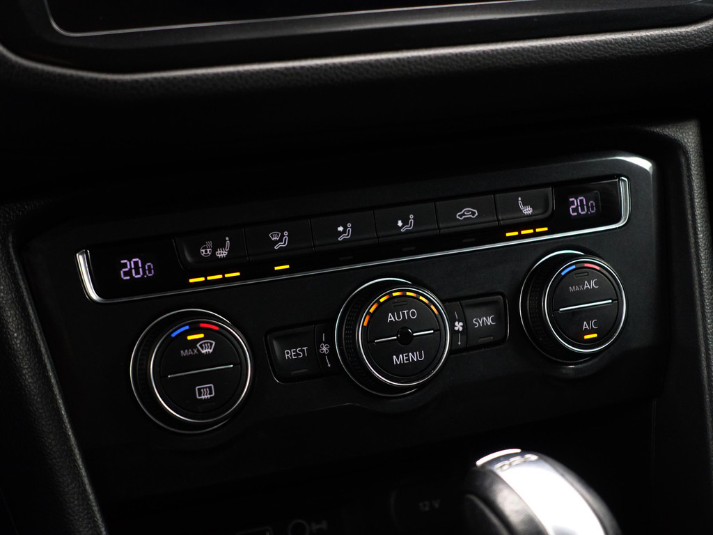 
Volkswagen Tiguan 1.5 TSI R-Line Advance Aut- Panoramadak, Stuur/Stoelverwarming, Memory, Park Assist, Park Pilot vol									