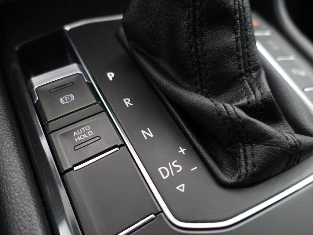 
Volkswagen Tiguan 1.5 TSI R-Line Advance Aut- Panoramadak, Stuur/Stoelverwarming, Memory, Park Assist, Park Pilot vol									