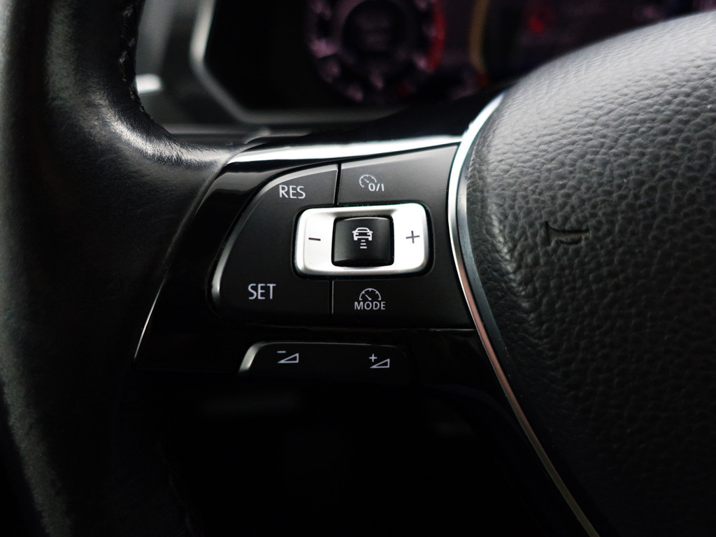 
Volkswagen Tiguan 1.5 TSI R-Line Advance Aut- Panoramadak, Stuur/Stoelverwarming, Memory, Park Assist, Park Pilot vol									