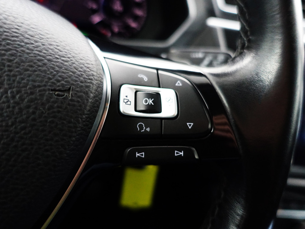 
Volkswagen Tiguan 1.5 TSI R-Line Advance Aut- Panoramadak, Stuur/Stoelverwarming, Memory, Park Assist, Park Pilot vol									