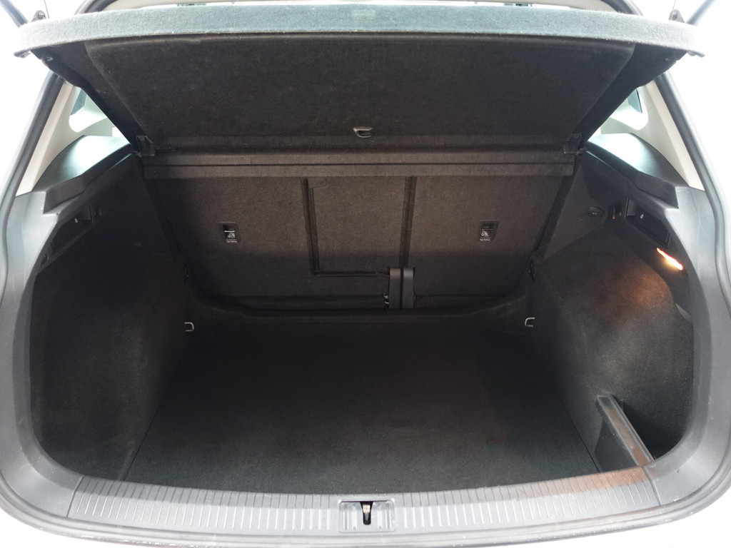 
Volkswagen Tiguan 1.4 TSI ACT R Line Aut- Sport Leder Interieur, Front Assist, Clima, Cruise vol									