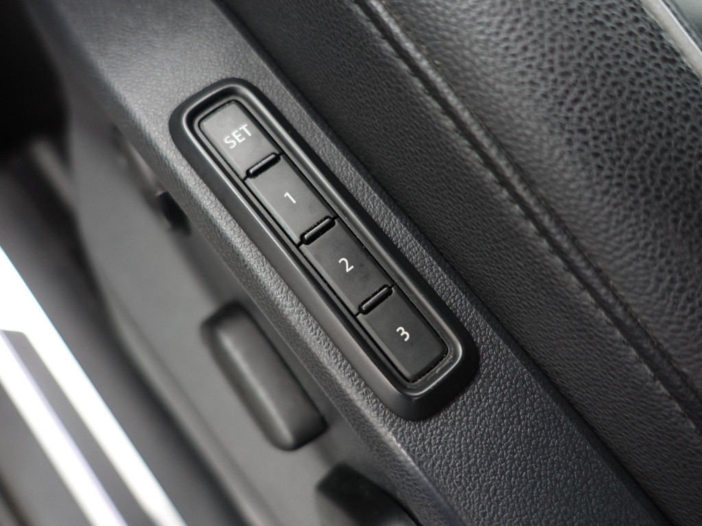 
Volkswagen Tiguan 1.5 TSI R-Line Advance Aut- Panoramadak, Stuur/Stoelverwarming, Memory, Park Assist, Park Pilot vol									