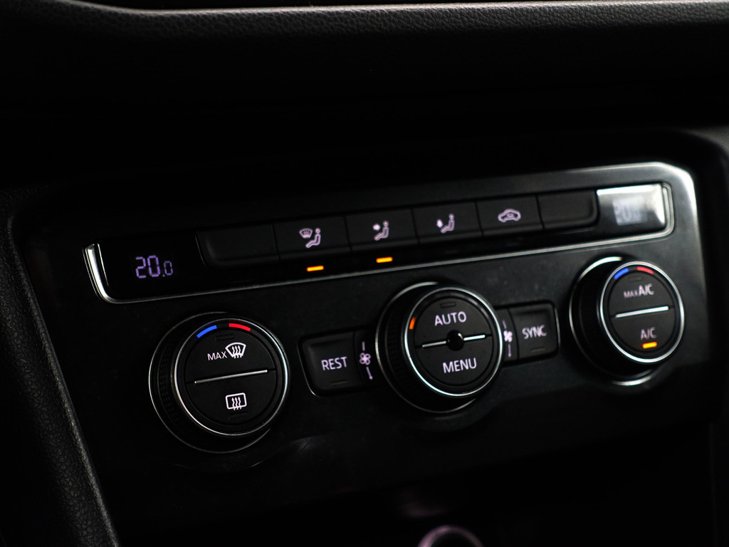 
Volkswagen Tiguan 1.4 TSI ACT R Line Aut- Sport Leder Interieur, Front Assist, Clima, Cruise vol									